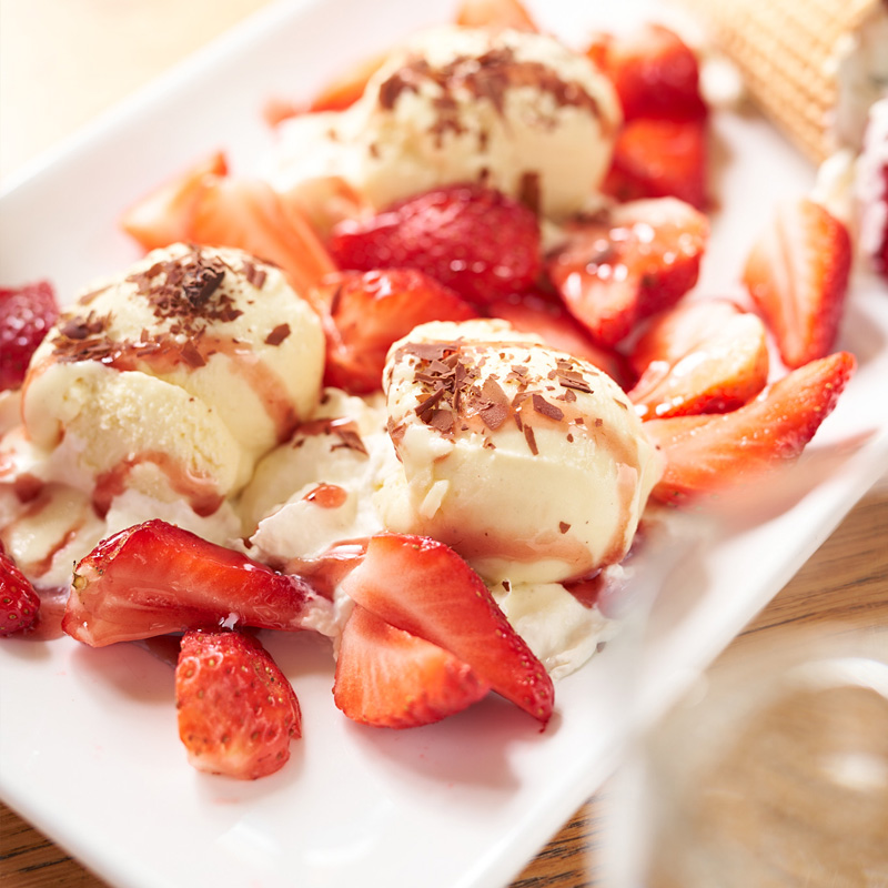 Vanilleeis mit Erdbeeren | Bäckerei Ickert